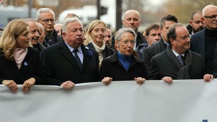 Elisabeth Borne aux côtés de Yaël Braun-Pivet, Gérard Larcher et François Hollande, lors de la marche contre l'antisémitisme, à Paris, le 12 novembre 2023. (THOMAS SAMSON / AFP)