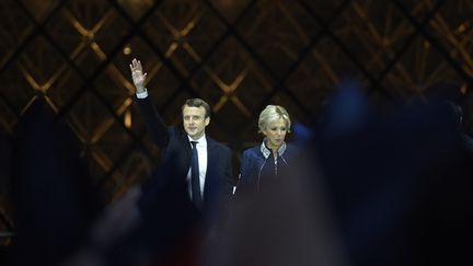 Emmanuel&nbsp;et Brigitte Macron saluent la foule devant le musée du Louvre, le 7 mai 2017, à Paris.&nbsp; (ERIC FEFERBERG / AFP)