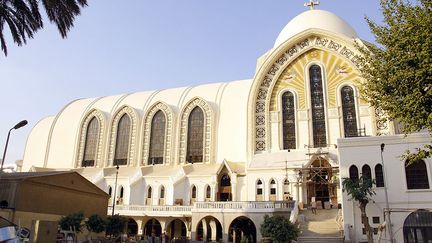 le terrain sur lequel la cathédrale est édifiée «était au centre d’une controverse en raison de la sensibilité de son emplacement. Les négociations entre le gouvernement et le propriétaire de l’Eglise Botrossiya, construite par Boutros-Ghali pacha, sont passées par diverses phases. Mais Habib Al-Masri, chef du Conseil confessionnel, a réussi à mettre un terme à la volonté du gouvernement d’exproprier le terrain, et l’Eglise en a conservé le contrôle», explique le site al-Ahram Hebdo.
 (Ahmed Abdelfattah / DPA / AFP)