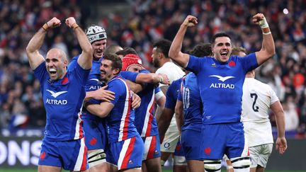 La joie des Bleus après la conquête du Grand Chelem contre l'Angleterre, le 19 mars 2022, lors du dernier match du Tournoi des six nations. (THOMAS SAMSON / AFP)