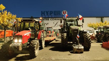 Une quarantaine d'agriculteurs non syndiqués ont bloqué l'accès à cinq grandes surfaces du Perthuis (Vaucluse) pour protester contre l'accord du Mercosur, le 22 novembre 2024. (JUSTINE LEBLOND / RADIO FRANCE)