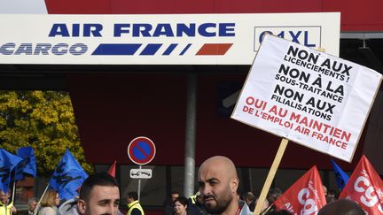 Manifestation de soutien&nbsp; du personnel aux les salariés en garde à vue à Roissy le 12 octobre 2015. (DOMINIQUE FAGET / AFP)