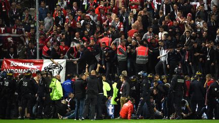 Des supporters lillois tombés à terre après l'effondrement d'une&nbsp;barrière au stade d'Amiens, le 30 septembre 2017. (FRANCOIS LO PRESTI / AFP)