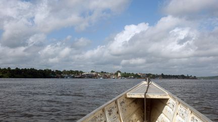 Déserts médicaux : des tournées à bord d'une  pirogue en Guyane