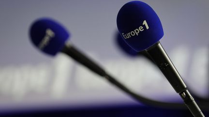 Des micros de l'antenne radio Europe 1, le 20 décembre 2018. (THOMAS SAMSON / AFP)