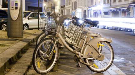 Depuis le 3 septembre 2012, des V&eacute;lib' ont &eacute;t&eacute; d&eacute;grad&eacute;s dans trois stations des 7e et 15e arrondissements par un myst&eacute;rieux collectif. (STÉPHANE OUZOUNOFF / PHOTONONSTOP / AFP)