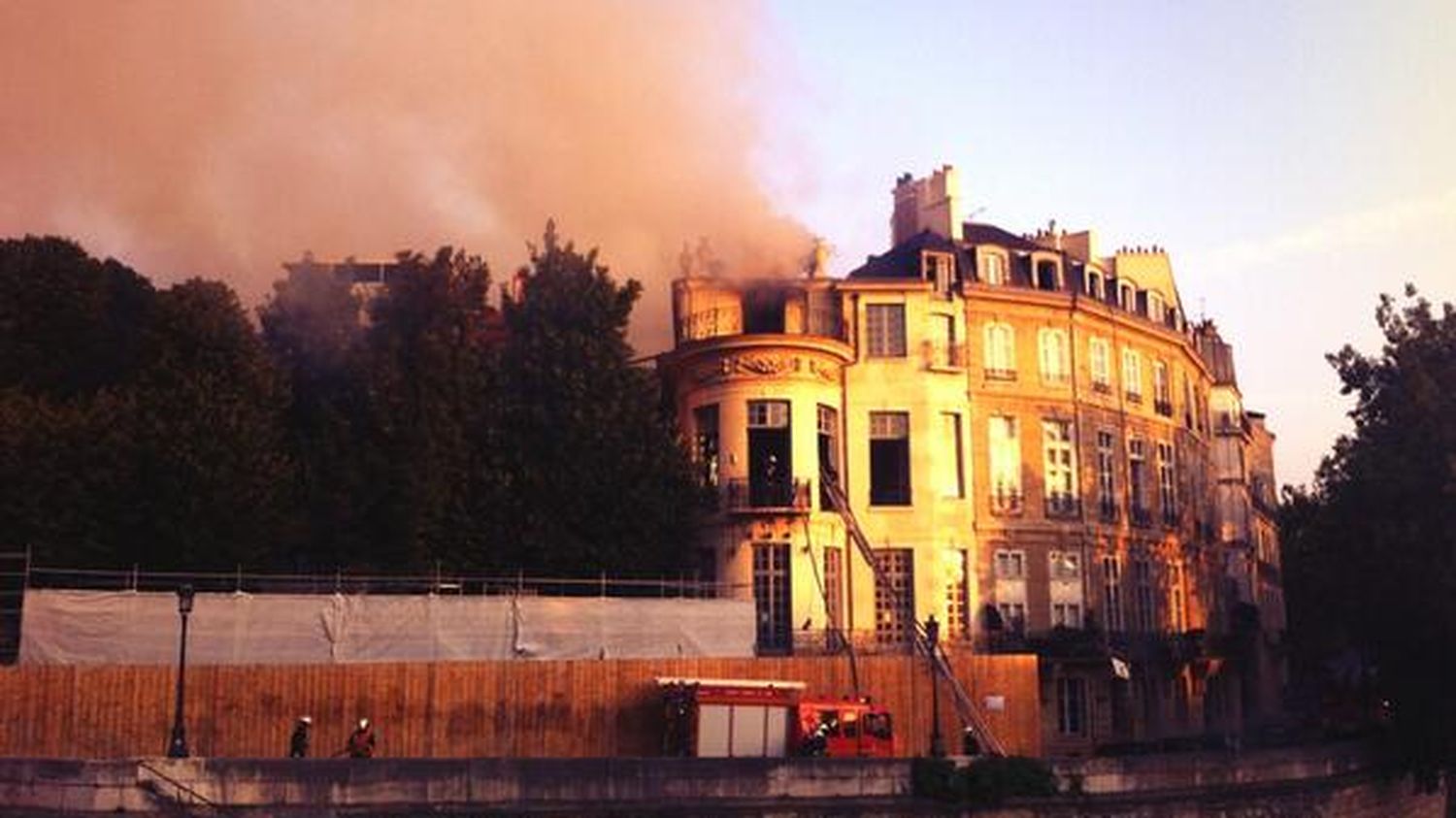 Incendie Lhtel Lambert Le Feu A T Contenu