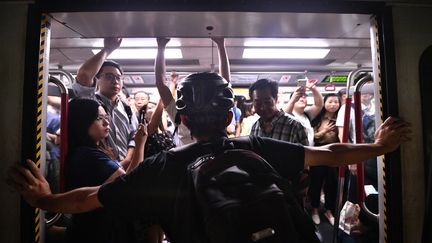 Hong Kong : le face-à-face entre manifestants et policiers s'intensifie