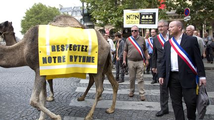 Des maires manifestent &agrave; Paris avec un chameau contre la r&eacute;forme des rythmes scolaires le 6 septembre 2014. (CITIZENSIDE/NICOLAS KOVARIK / CITIZENSIDE.COM)