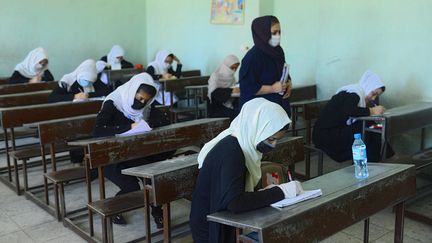 Des étudiantes afghanes à Herat, le 22 août 2020. (HOSHANG HASHIMI / AFP)