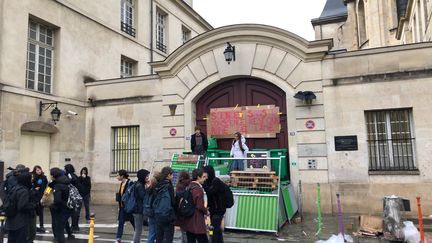 Mobilisations de lycéens devant le lycée Charlemagne, dans le 3e arrondissement de Paris, le 3 décembre 2018. (ALEXIS MOREL / FRANCE-INFO)