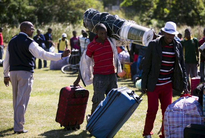 Le sauve-qui-peut des ressortissants du Malawi victimes des violences xénophobes à Durban, le 18 avril 2015. (Photo Reuters/Rogan Ward)