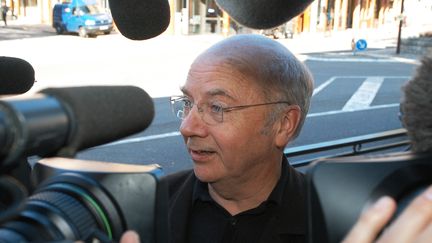 Monseigneur Jacques Gaillot répond aux journalistes devant le Palais de Justice d?Evreux, le 19 septembre 2005. (Photo d'illustration) (ROBERT FRANCOIS / AFP)