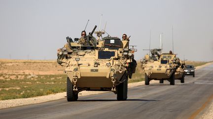 Des forces militaires américaines à proximité du village syrien d'Ain Issa, dans le nord du pays, le 3 juin 2017. (DELIL SOULEIMAN / AFP)