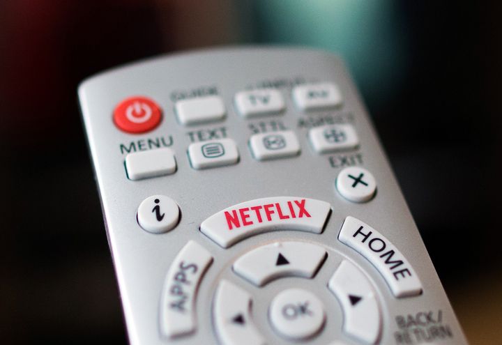 Une télécommande de téléviseur avec un bouton "Netflix". (ROLF VENNENBERND / DPA / AFP)