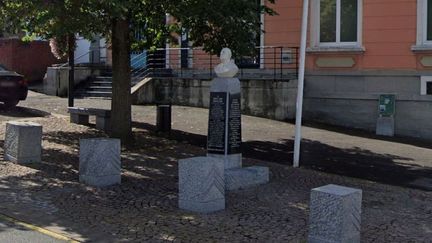 Un buste de Charles de Gaulle, en septembre 2019, place du Général-de-Gaulle, à Hautmont (Nord). (GOOGLE STREET VIEW)