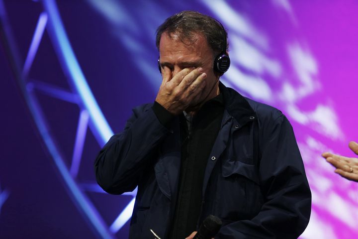 Le photographe Yannis Behrakis, ému lors de la remise du prix Bayeux
 (CHARLY TRIBALLEAU/ AFP)