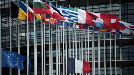  (Au lendemain de l'attentat de Nice, le drapeau français et le drapeau européen ont été mis en berne à Bruxelles © AFP/Frédérick Florin)