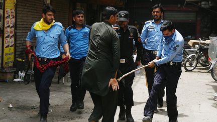 Un soutien du parti d'opposition Pakistan Tehreek-e-Insaf (PTI) frappé par la police à Islamabad (Pakistan), le 11 mai 2023. (AAMIR QURESHI / AFP)