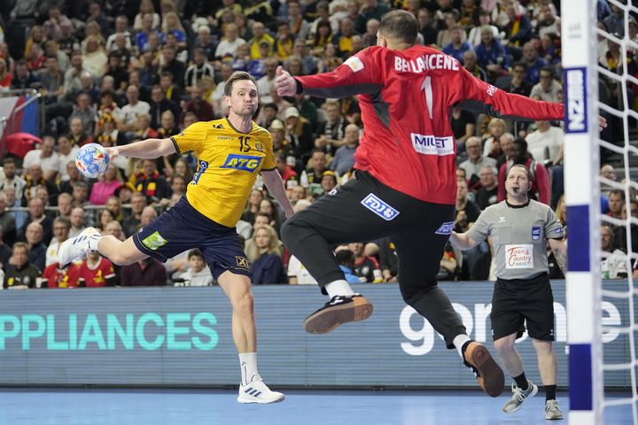 French goalkeeper Samir Bellahcene in the duel with Swede Hampus Wanne, during the Euro semi-final between France and Sweden, in Cologne (Germany) on January 26, 2024. (MARTIN MEISSNER / AP)