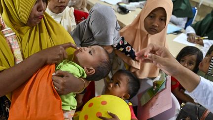 Des enfants indonésiens à Banda Aceh (Indonésie), le 2 août 2022.&nbsp; (CHAIDEER MAHYUDDIN / AFP)