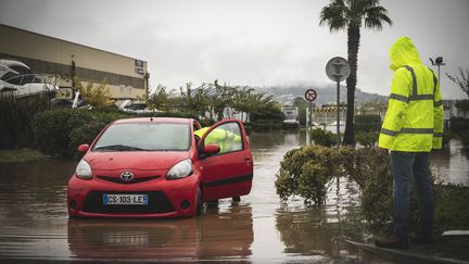 Une voiture sur un parking,&nbsp;le 24 novembre 2019, à Mandelieu-la-Napoule (Alpes-Maritimes),&nbsp; (FREDERIC DIDES / HANS LUCAS / AFP)