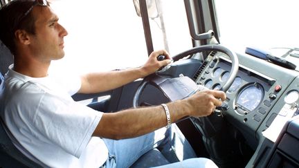 chauffeur routier, pose au volant de son camion, le 08 ao&ucirc;t 2002 &agrave; Roanne (DANY LEE / AFP)