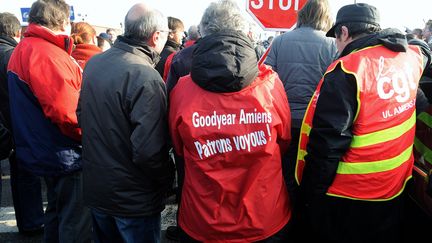 Des salari&eacute;s de l'usine Goodyear en face de leur usine &agrave; Amiens (Somme), le 26 f&eacute;vrier 2013. (PHILIPPE HUGUEN / AFP)