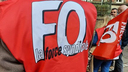 Un militant Force Ouvrière lors d'une manifestation à Metz (Moselle). (CLÉMENT LHUILLIER / RADIO FRANCE)