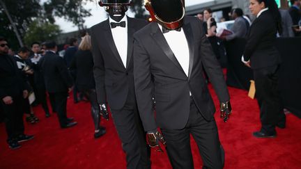 Le groupe fran&ccedil;ais Daft Punk arrive pour assister &agrave; la 56&egrave;me c&eacute;r&eacute;monie des Grammy Awards &agrave; Los Angeles (Californie, Etats-Unis), le 26 janvier 2014. (CHRISTOPHER POLK / GETTY IMAGES / AFP)