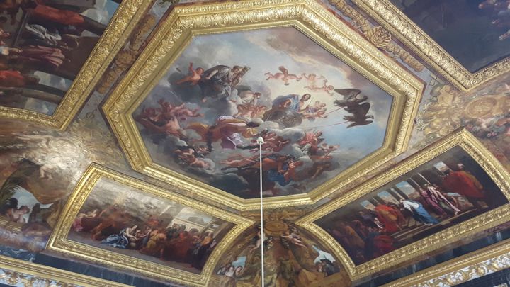 Le plafond de la salle des gardes de la reine à Versailles.&nbsp; (ANNE CHÉPEAU / FRANCE-INFO)