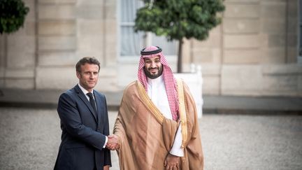 Le président Emmanuel Macron reçoit le prince héritier saoudien Mohammed Ben Salmane à l'Elysée, le 28 juillet 2022. (ARTHUR NICHOLAS ORCHARD / HANS LUCAS / AFP)