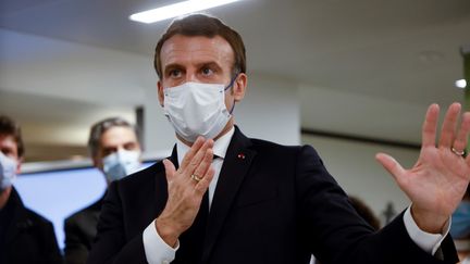 Le président de la République Emmanuel Macron durant un déplacement&nbsp; au siège d'un Phoneton qui recueille des fonds au profit des populations en Arménie et au Haut Karabakh, samedi 21 novembre 2020 à Paris. (LUDOVIC MARIN / AFP)