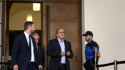 L'ancien président de l'UEFA Michel Platini, au centre , quitte le Tribunal pénal fédéral suisse après le premier jour de son procès pour un paiement frauduleux présumé, dans la ville de Bellinzona, dans le sud de la Suisse, le 8 juin 2022. (FABRICE COFFRINI / AFP)