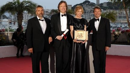 Les producteurs Luc Besson, Bill Pohlad, Dede Gardner et Grant Hill avec la Palme d’or remise à “Tree of Life” de Terrence Malick
 (ANNE-CHRISTINE POUJOULAT/AFP)