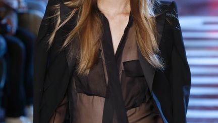 Alexandre Vauthier intègre le studio de Thierry Mugler dès la fin de ses études, studio dans lequel il découvre l'architecture du vêtement, sa rigueur et son exigence. Il devient ensuite Head Designer de la collection couture de Jean Paul Gaultier, expérience qui durera 8 ans et le confortera dans l'envie de s'exprimer pleinement dans sa propre maison. Ses collaborations professionnelles au Japon, ses nombreux voyages aux Etats-Unis, enrichissent son univers créatif et lui offrent les prémices d'une 1re collection. En janvier 2009, il crée sa marque. La radicalité des coupes, la rigueur et la précision qui les caractérisent ancrent son style dans la culture de la mode française et les influences anglo-saxones qui l'inspirent. Son univers créatif s'étoffe de collaborations dans des univers artistiques différents : prêt-à-porter, costumes de scène, parfums, musique, architecture d'intérieur. 
 (FRANCOIS GUILLOT / AFP)