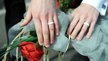 Des militants pour le mariage pour tous s'unissent symboliquement, le 15 avril 2012, &agrave; Lannion (C&ocirc;tes-d'Armor). (FRED TANNEAU / AFP)