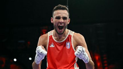 Billal Bennama jubile après sa victoire sur le Dominicain Yunior Alcantara Reyes en dimi-finale des poids mouches (-51 kg) aux Jeux olympiques le 4 août 2024. (MOHD RASFAN / AFP)