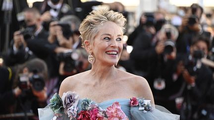 L'actrice américaine Sharon Stones, dans une robe bouffante et fleurie, a fait sensation sur le tapis rouge cannois. Elle est venue visionner "L'histoire de ma femme" de la réalisatrice&nbsp;Ildikó Enyedi. (JOHN MACDOUGALL / AFP)