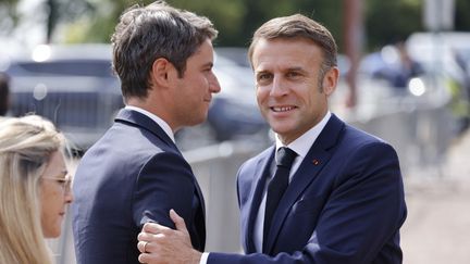 Emmanuel Macron salue une foule d'enfants en marge des commémorations de l'appel du 18-Juin au Mont-Valérien, à Suresnes (Hauts-de-Seine).