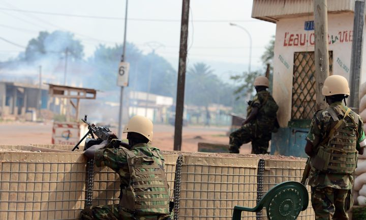 Ses soldats rwandais de la Misca montent la garde dans le 5e arrondissement de Bangui (Centrafrique), le 9 f&eacute;vrier 2014. (ISSOUF SANOGO / AFP)