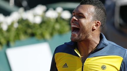 Jo-Wilfried Tsonga c&eacute;l&egrave;bre sa victoire face &agrave; Roger Federer, mardi 4 juin &agrave; Roland-Garros (Paris). (THOMAS COEX / AFP)