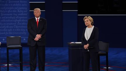 Donald Trump et Hillary Clinton, candidats à la Maison Blanche, lors du deuxième débat présidentiel, à Saint-Louis (Etats-Unis), le 9 octobre 2016. (ROBYN BECK / AFP)