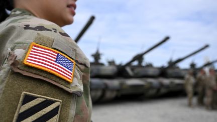 Un insigne du drapeau américain sur l'uniforme d'une militaire américaine, sur la&nbsp;camp d'entraînement militaire de l'armée américaine à Grafenwoehr, dans le sud de l'Allemagne, le 13 juillet 2022.&nbsp; (CHRISTOF STACHE / AFP)