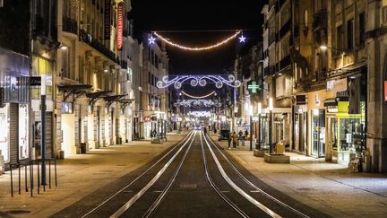 Reims, le 2 janvier, premier jour de l'application du couvre-feu avancé à 18 heures. (OLIVIER CORSAN / MAXPPP)