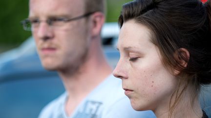 Julie Pitel et Jason Rivi&egrave;re, les parents de la petite Ayana, le 21 juin 2015,&nbsp;au CHU d'Angers (Maine-et-Loire). (JEAN-SEBASTIEN EVRARD / AFP)