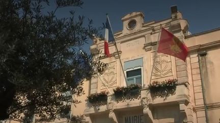 Il y a en France, des centaines de "fonctionnaires fantômes". La Cour des comptes du Var a dénoncé des dizaines de cas d'agents territoriaux payés à ne rien faire faute d'affectation. (France 3)