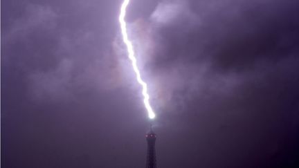 &nbsp; (Coup de foudre sur la tour Eiffel le 22 mai 2016 © BERTRAND KULIK / CATERS/SIPA)