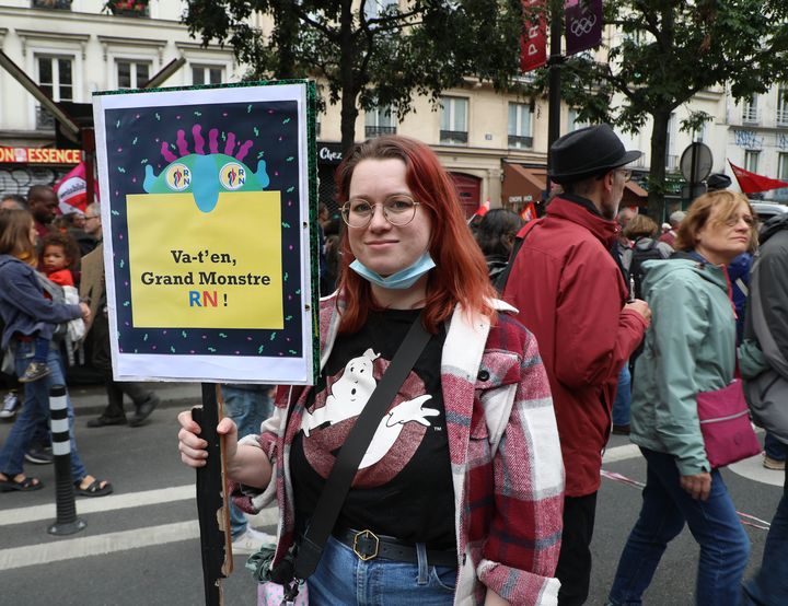 Marjorie, 28 ans, bibliothécaire, défile boulevard Voltaire le 15 juin 2024. (LOUIS DUBAR / FRANCEINFO)