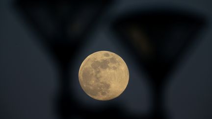 La pleine Lune dans le ciel de Minsk (Biélorussie), le 10 avril 2017. (VASILY FEDOSENKO / REUTERS)